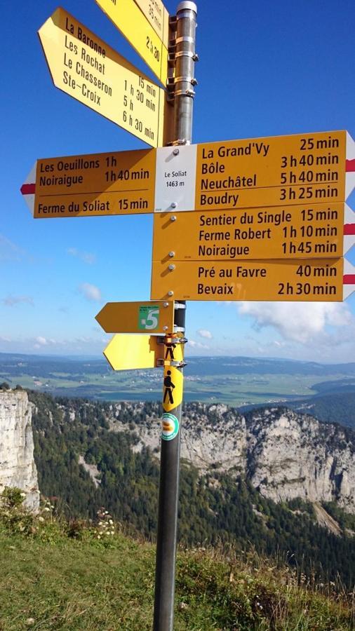 Halte Au Pied Du Creux Du Van Travers Екстер'єр фото