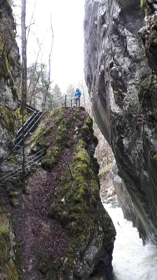Halte Au Pied Du Creux Du Van Travers Екстер'єр фото