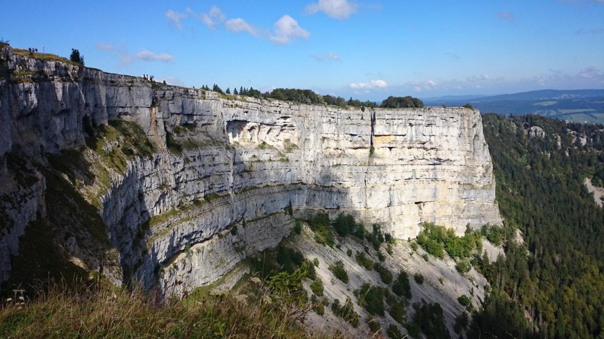 Halte Au Pied Du Creux Du Van Travers Екстер'єр фото