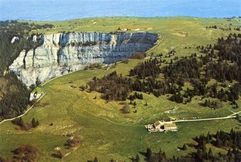 Halte Au Pied Du Creux Du Van Travers Екстер'єр фото